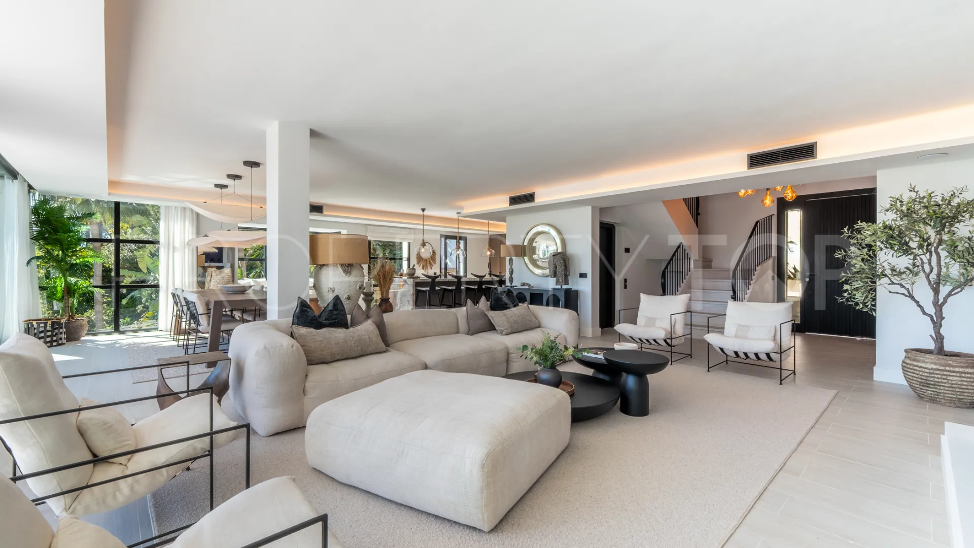 For sale villa with 6 bedrooms in Nueva Andalucia