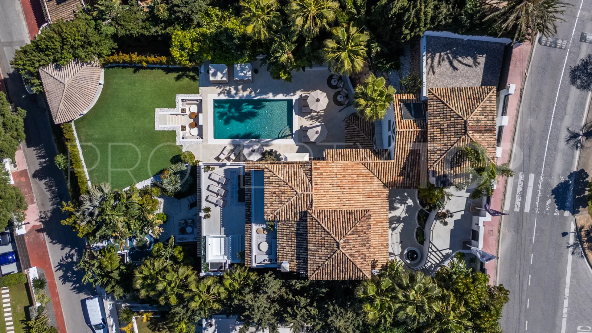 For sale villa with 6 bedrooms in Nueva Andalucia