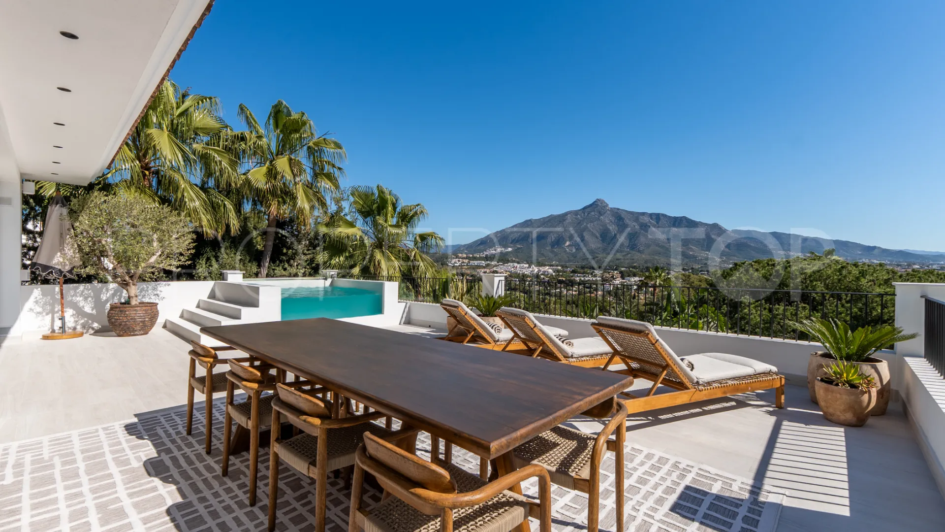 For sale villa with 6 bedrooms in Nueva Andalucia