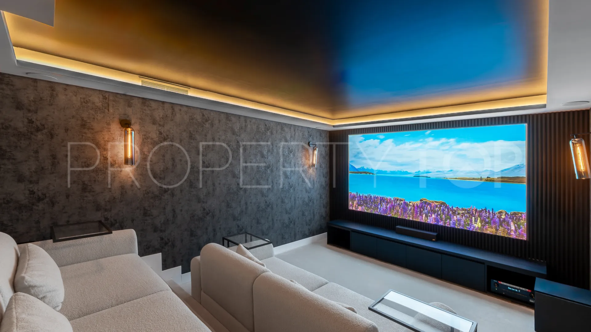 For sale villa with 6 bedrooms in Nueva Andalucia