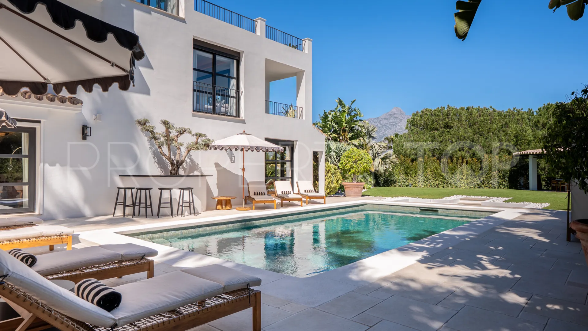 For sale villa with 6 bedrooms in Nueva Andalucia