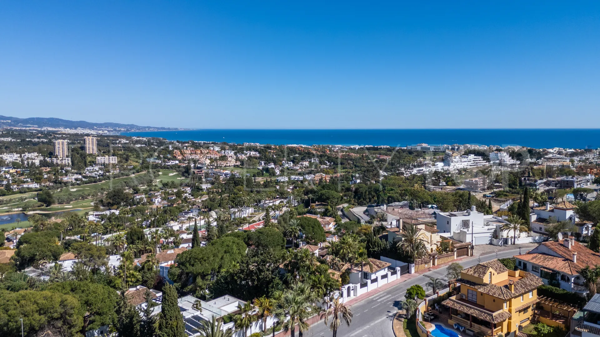 For sale villa with 6 bedrooms in Nueva Andalucia