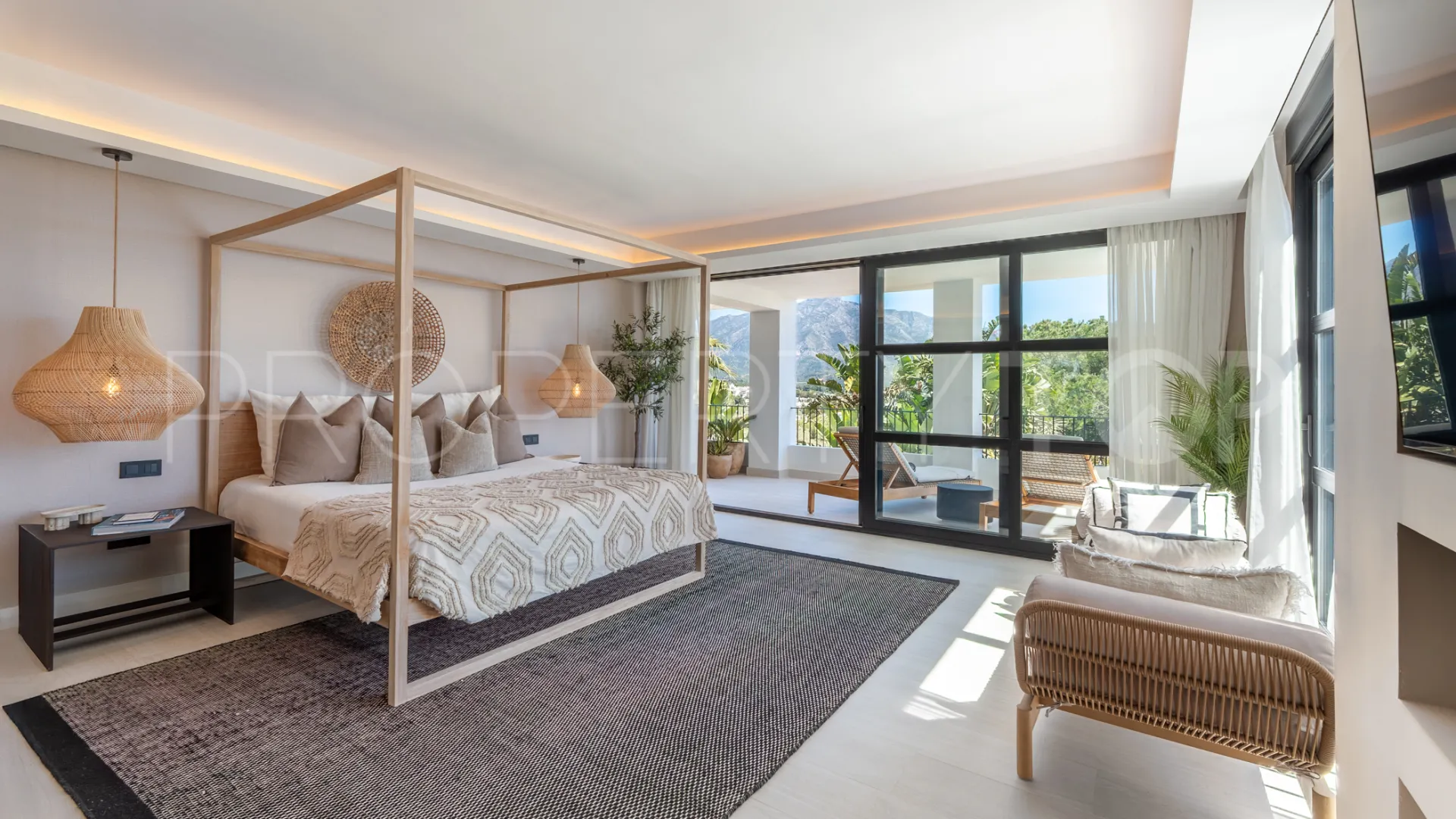 For sale villa with 6 bedrooms in Nueva Andalucia