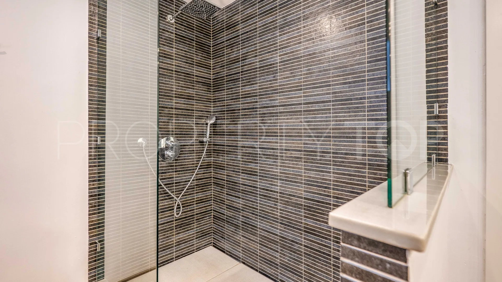 Ground floor apartment with 2 bedrooms for sale in Puente Romano II