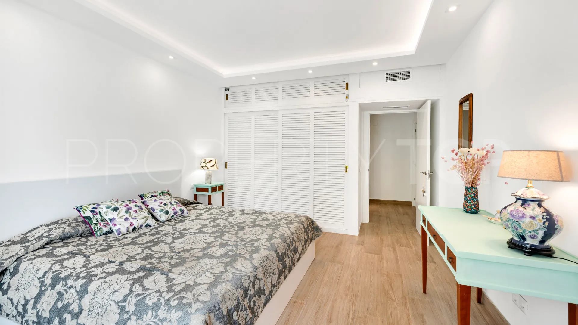 Ground floor apartment with 2 bedrooms for sale in Puente Romano II