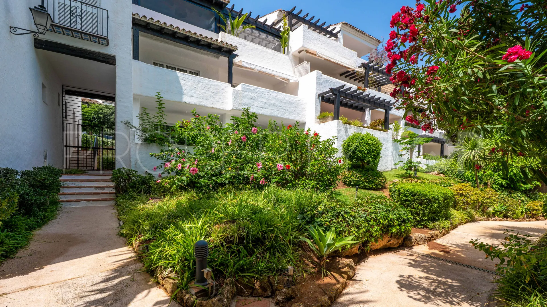 Ground floor apartment with 2 bedrooms for sale in Puente Romano II