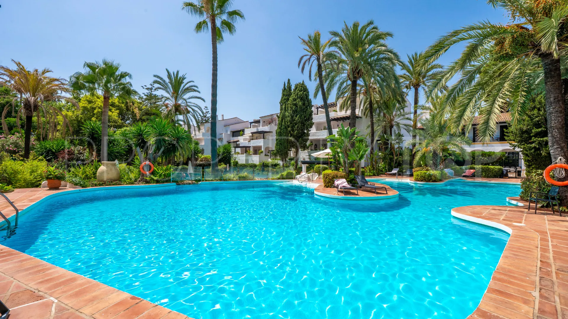 Ground floor apartment with 2 bedrooms for sale in Puente Romano II