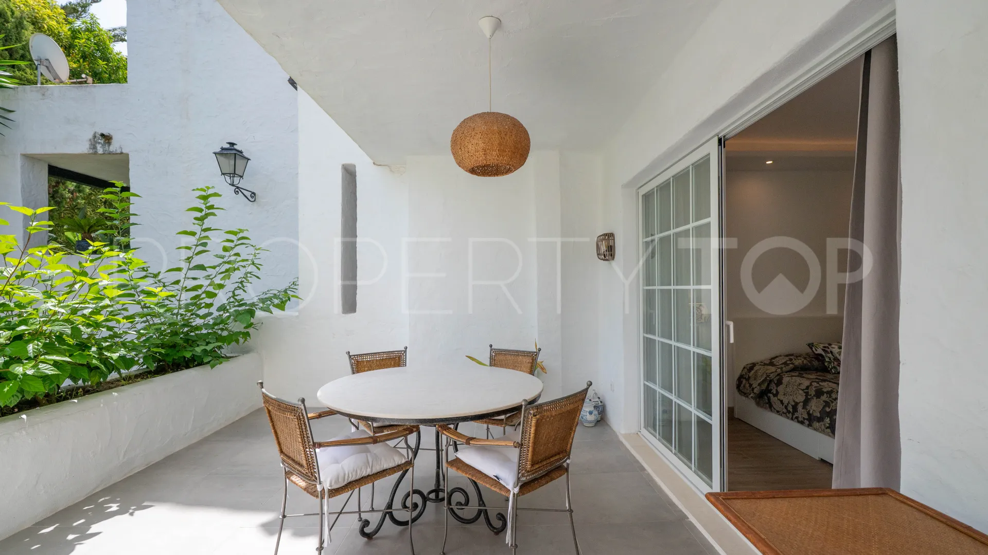 Ground floor apartment with 2 bedrooms for sale in Puente Romano II