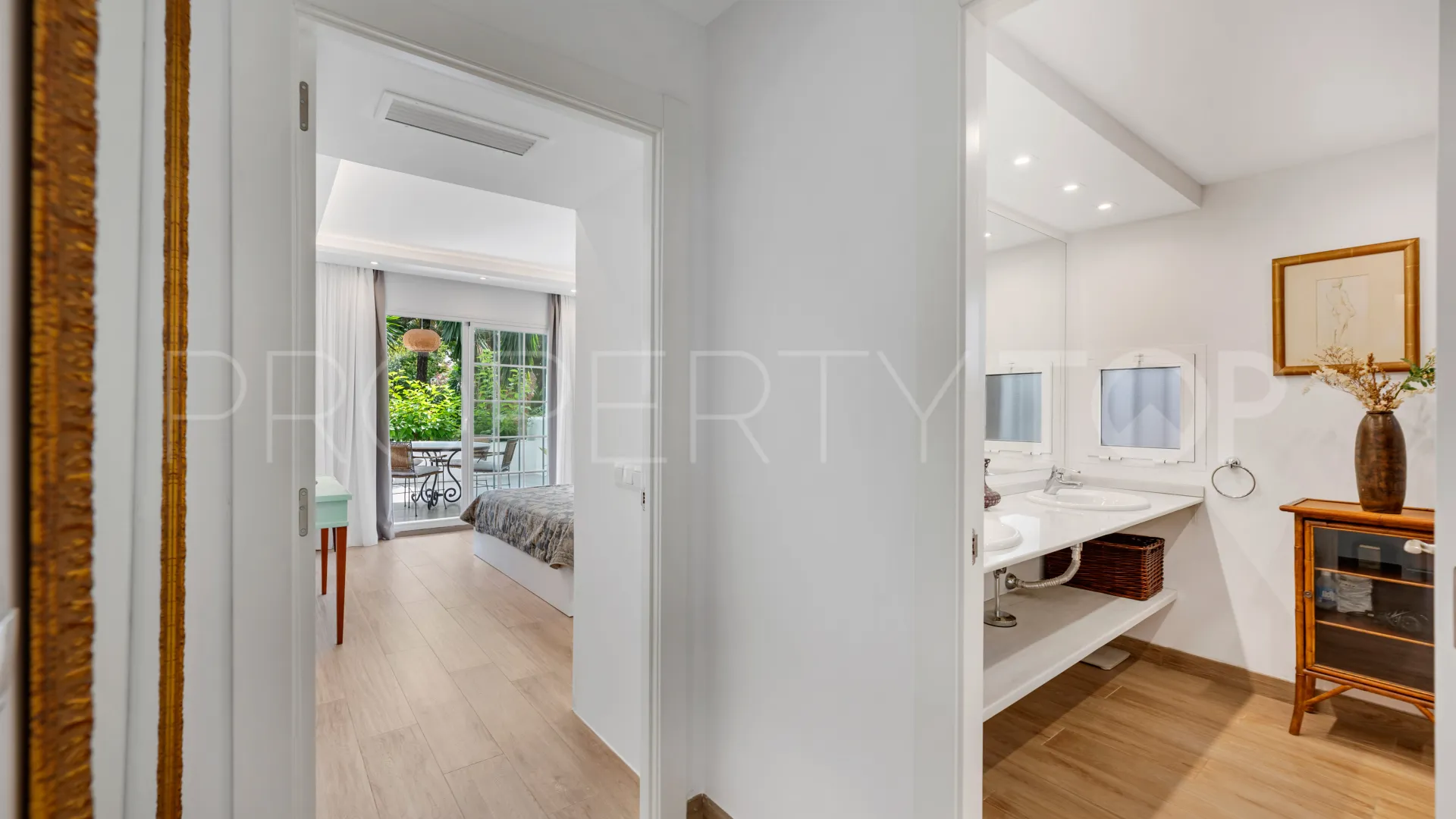 Ground floor apartment with 2 bedrooms for sale in Puente Romano II