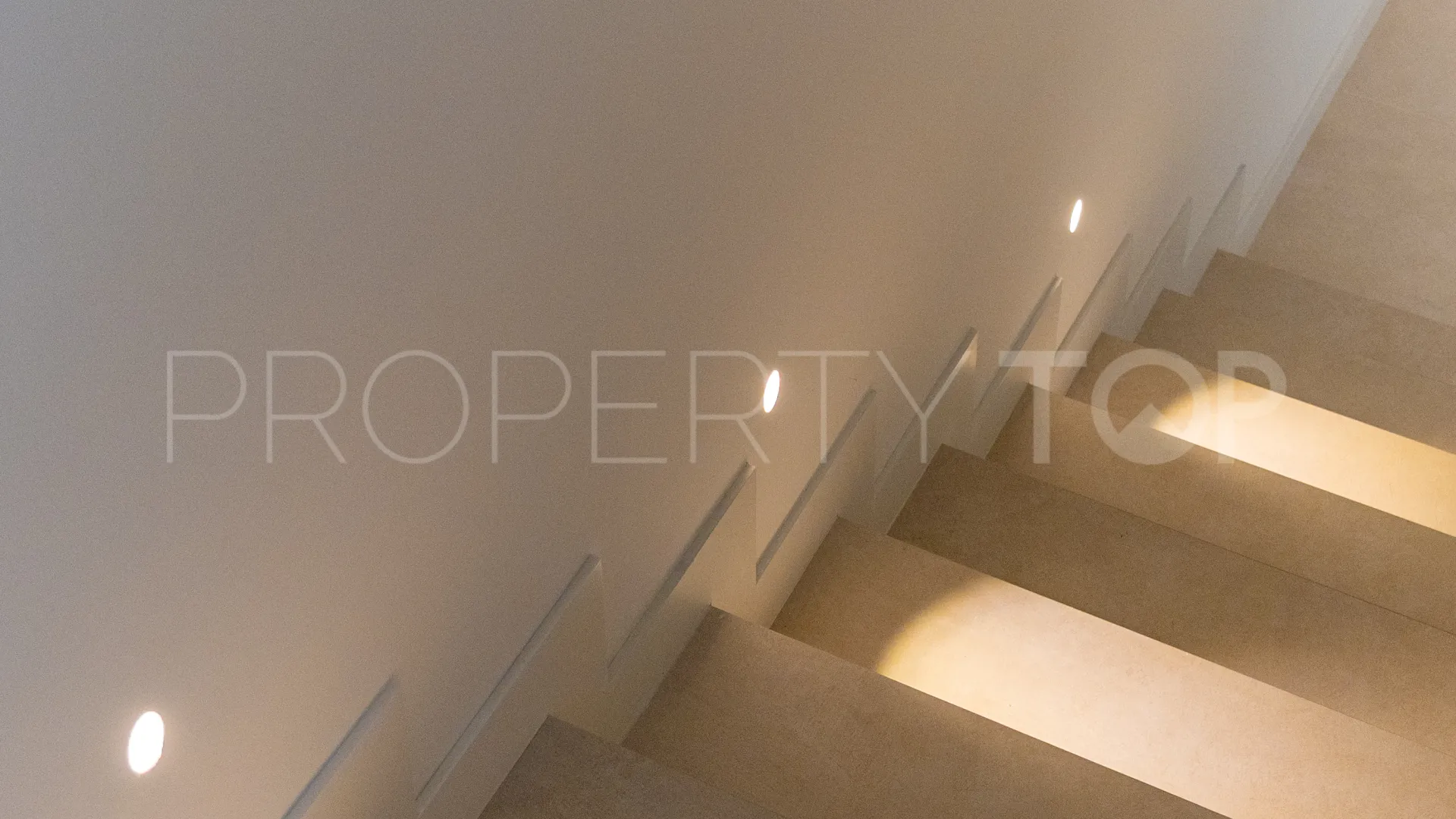 Se vende villa en Sierra Blanca Country Club con 3 dormitorios