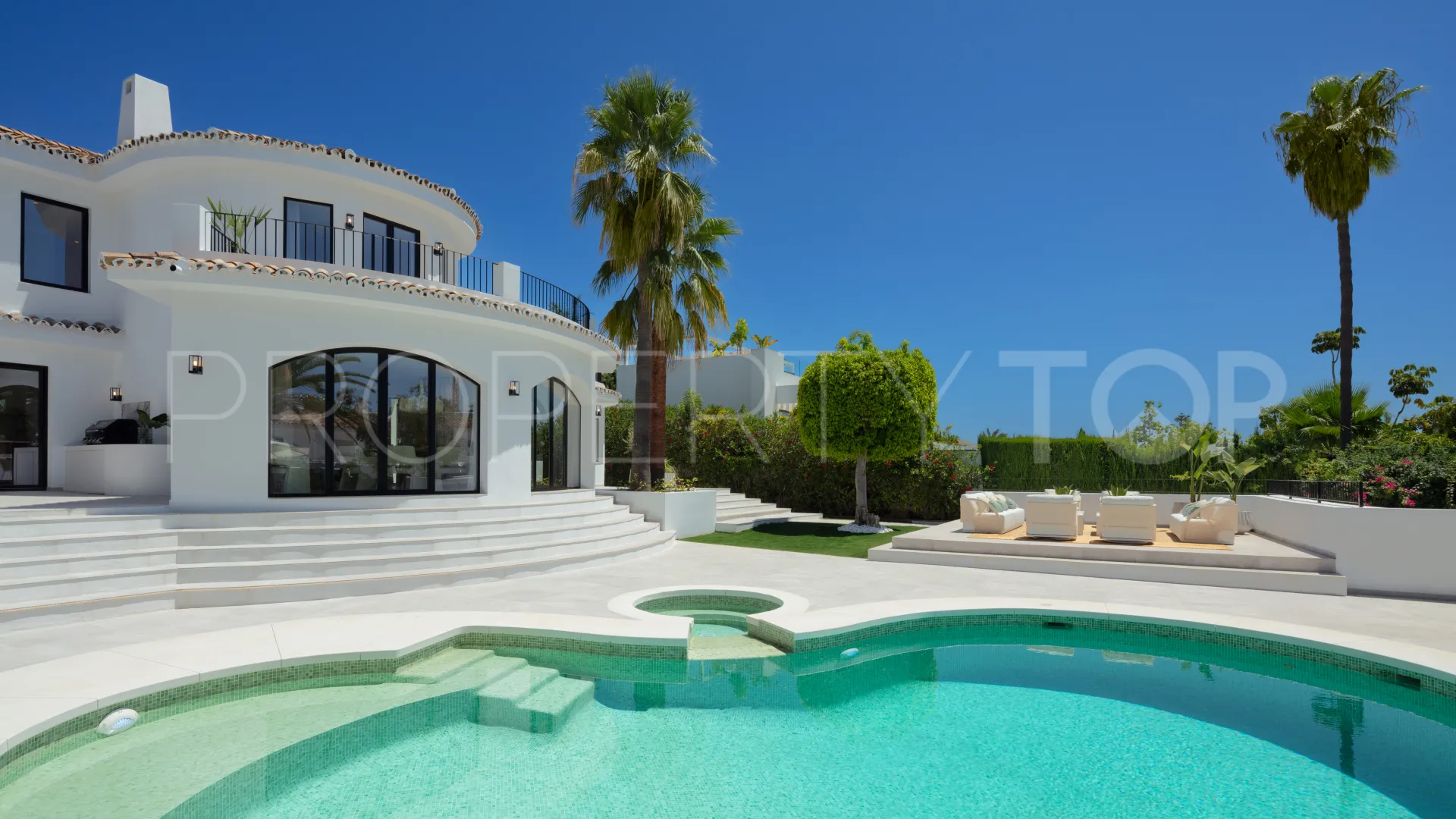 Buy villa with 5 bedrooms in Nueva Andalucia