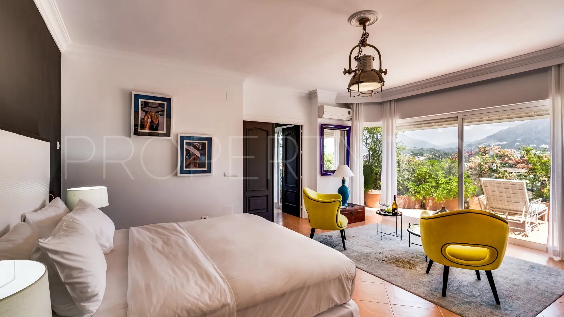 For sale penthouse with 3 bedrooms in Nueva Andalucia