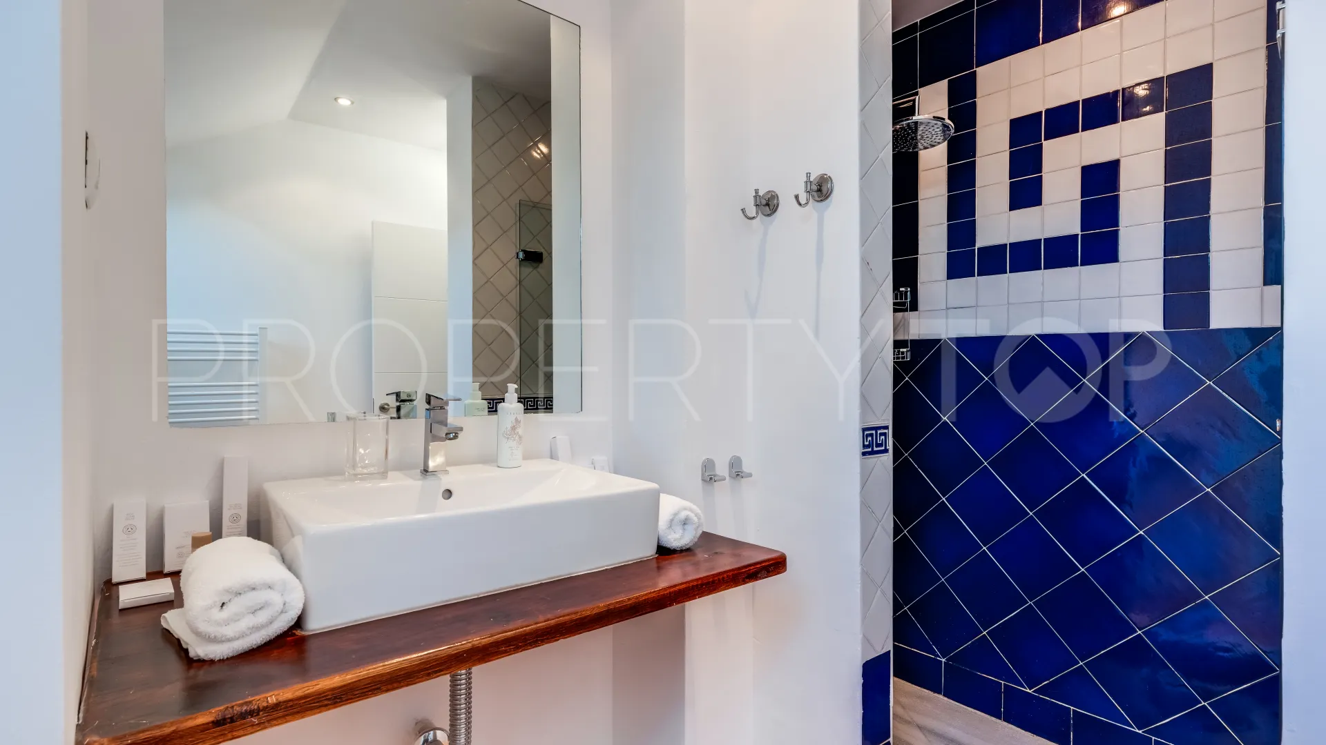 For sale penthouse with 3 bedrooms in Nueva Andalucia