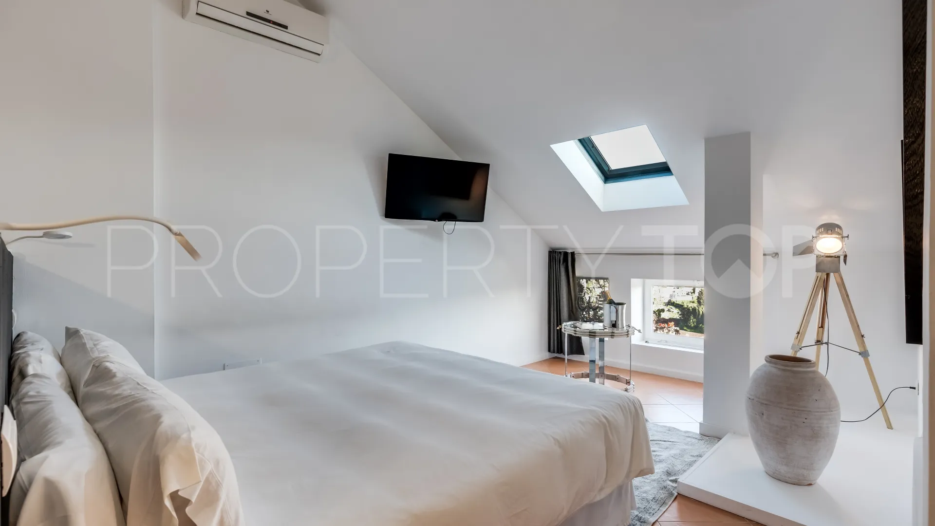 For sale penthouse with 3 bedrooms in Nueva Andalucia