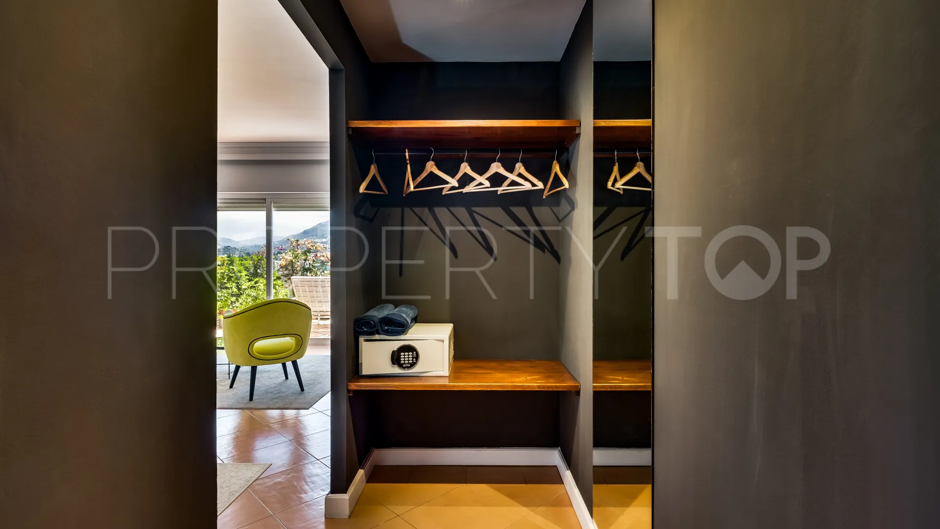 For sale penthouse with 3 bedrooms in Nueva Andalucia
