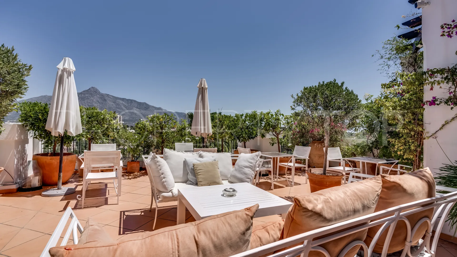 For sale penthouse with 3 bedrooms in Nueva Andalucia