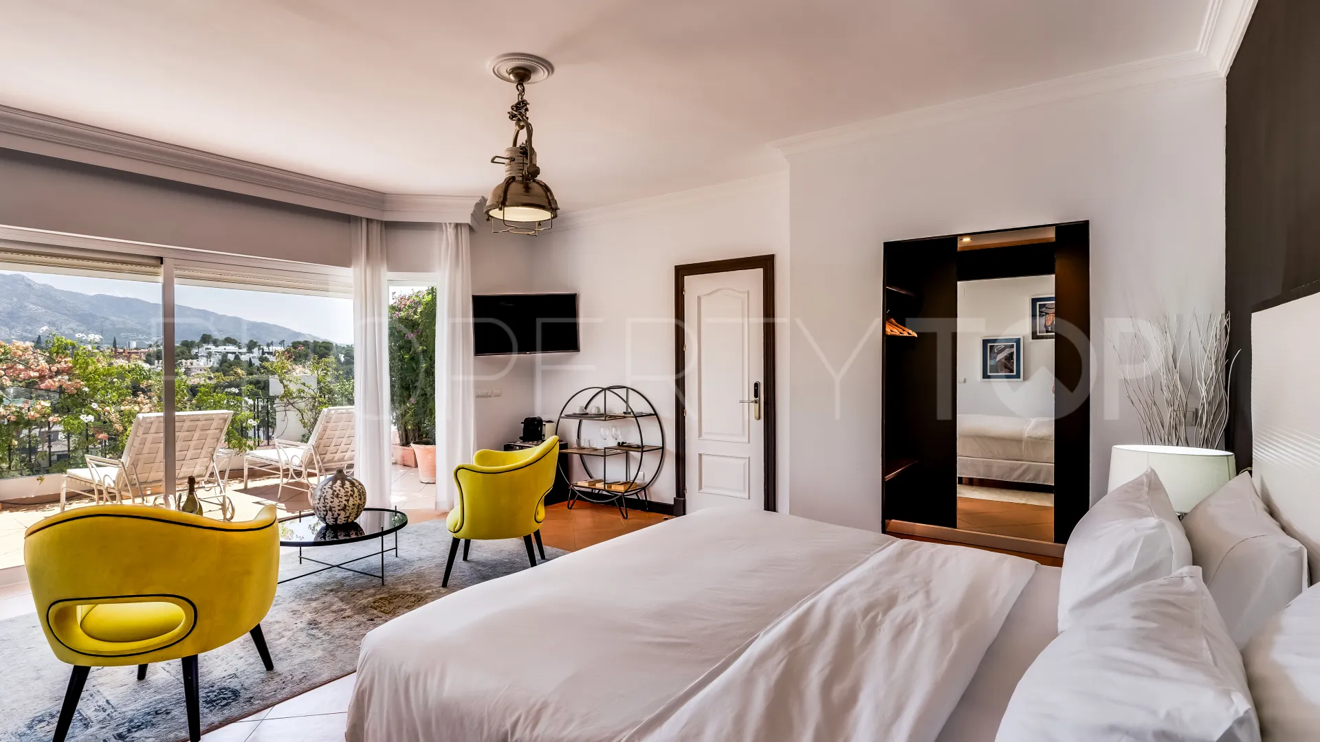 For sale penthouse with 3 bedrooms in Nueva Andalucia