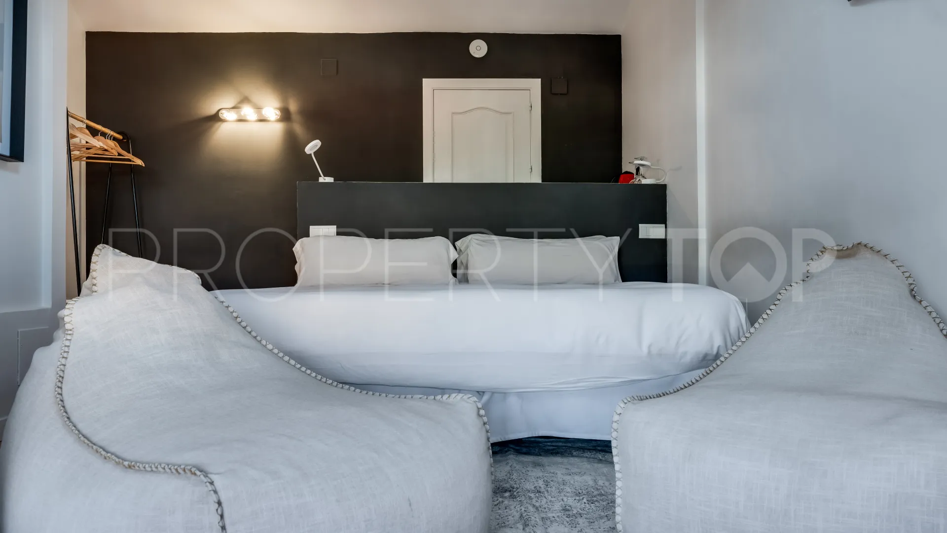 For sale penthouse with 3 bedrooms in Nueva Andalucia