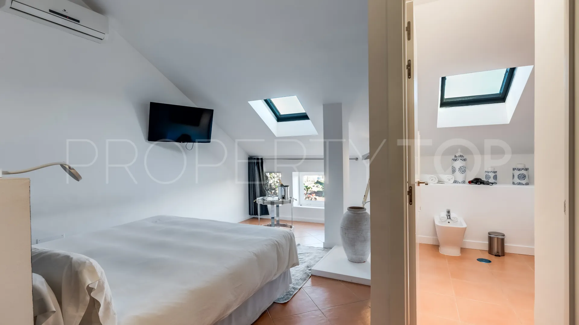 For sale penthouse with 3 bedrooms in Nueva Andalucia