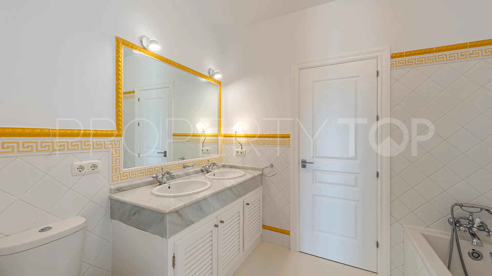 Adosado en venta con 3 dormitorios en Marbella Hill Club