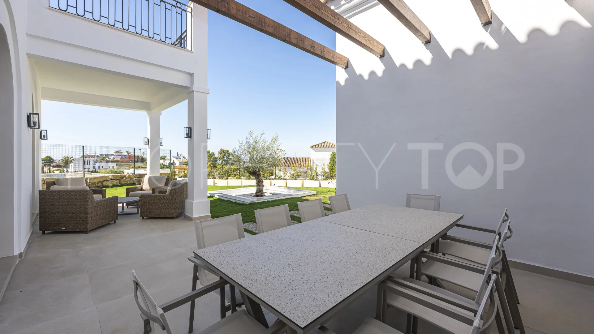 Buy 4 bedrooms villa in Estepona