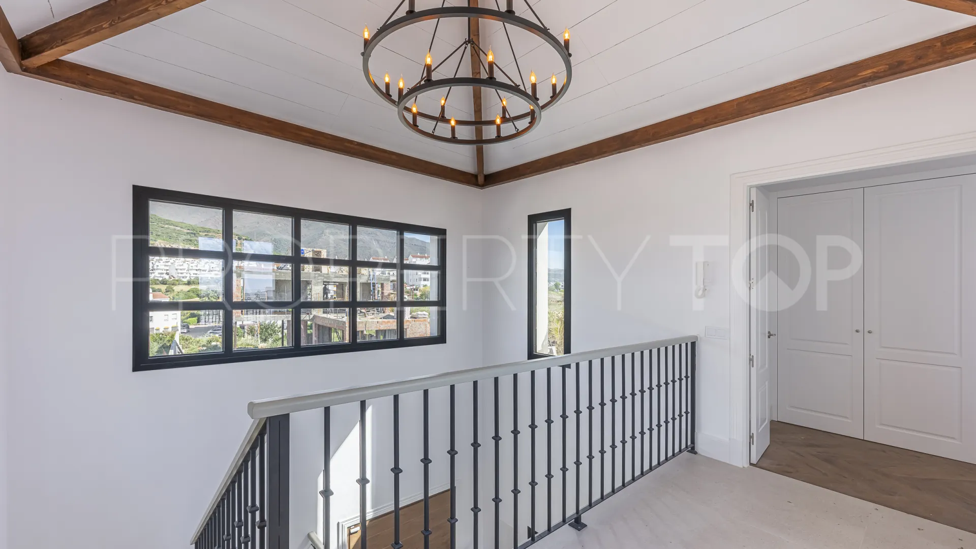 Buy 4 bedrooms villa in Estepona