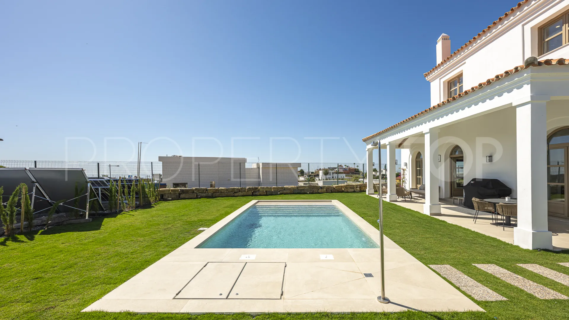 Buy 4 bedrooms villa in Estepona