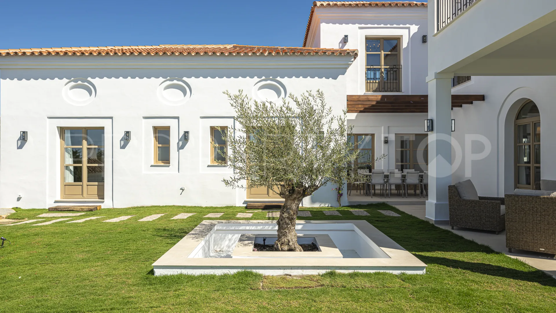 Buy 4 bedrooms villa in Estepona
