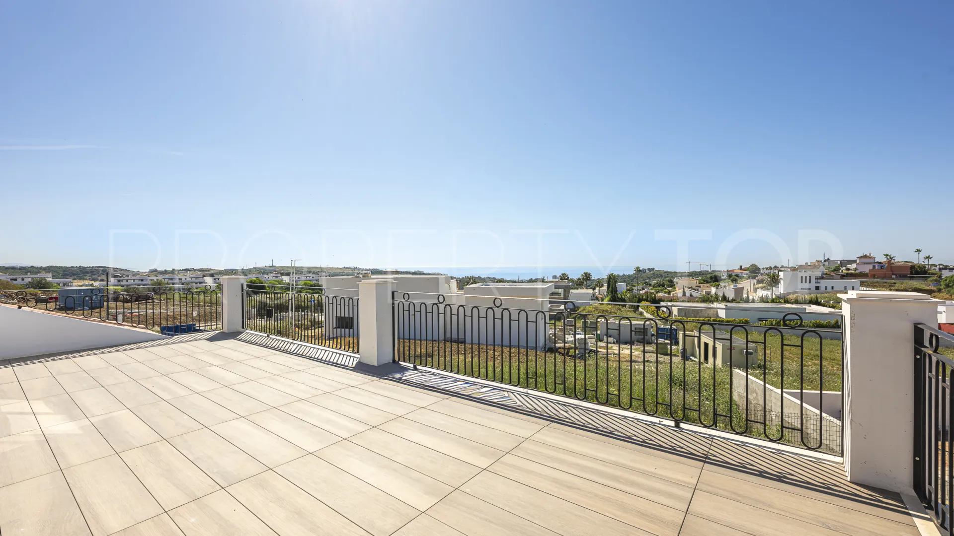 Buy 4 bedrooms villa in Estepona