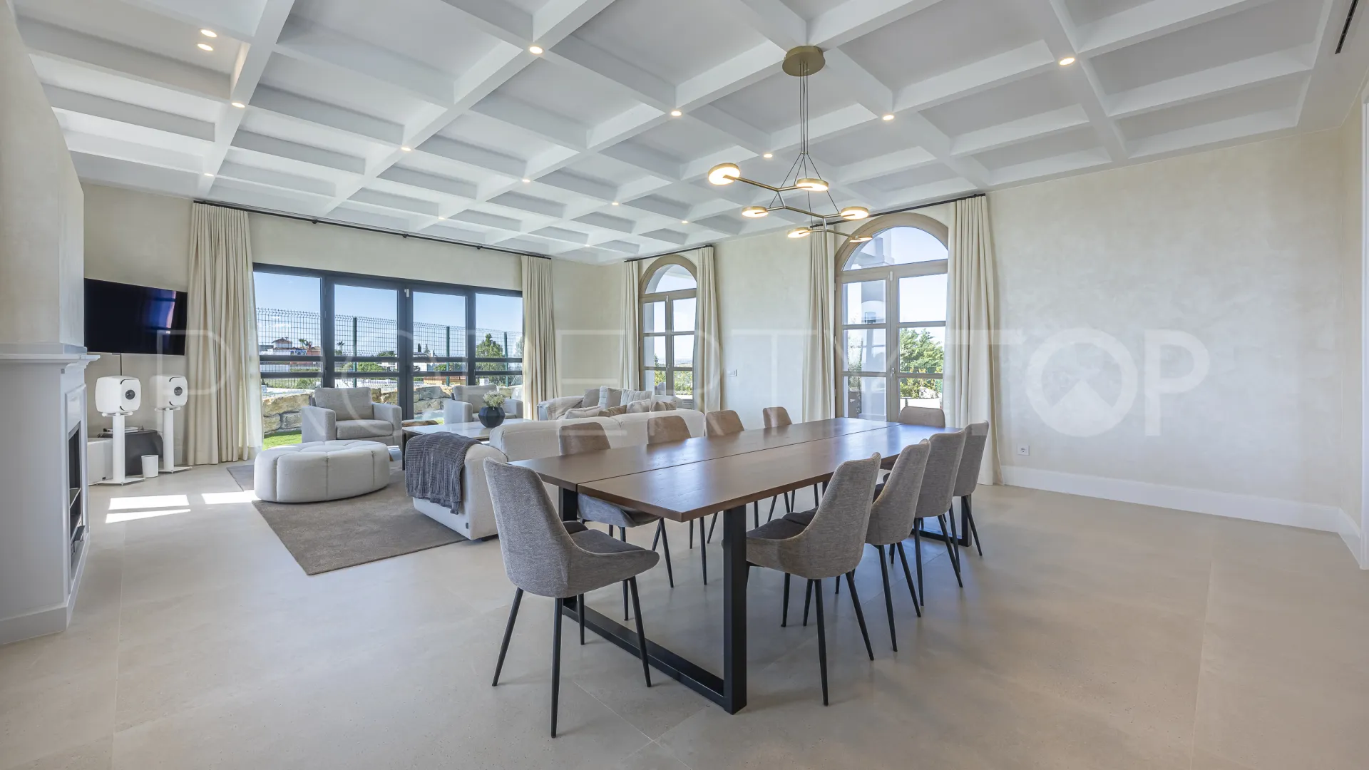 Buy 4 bedrooms villa in Estepona