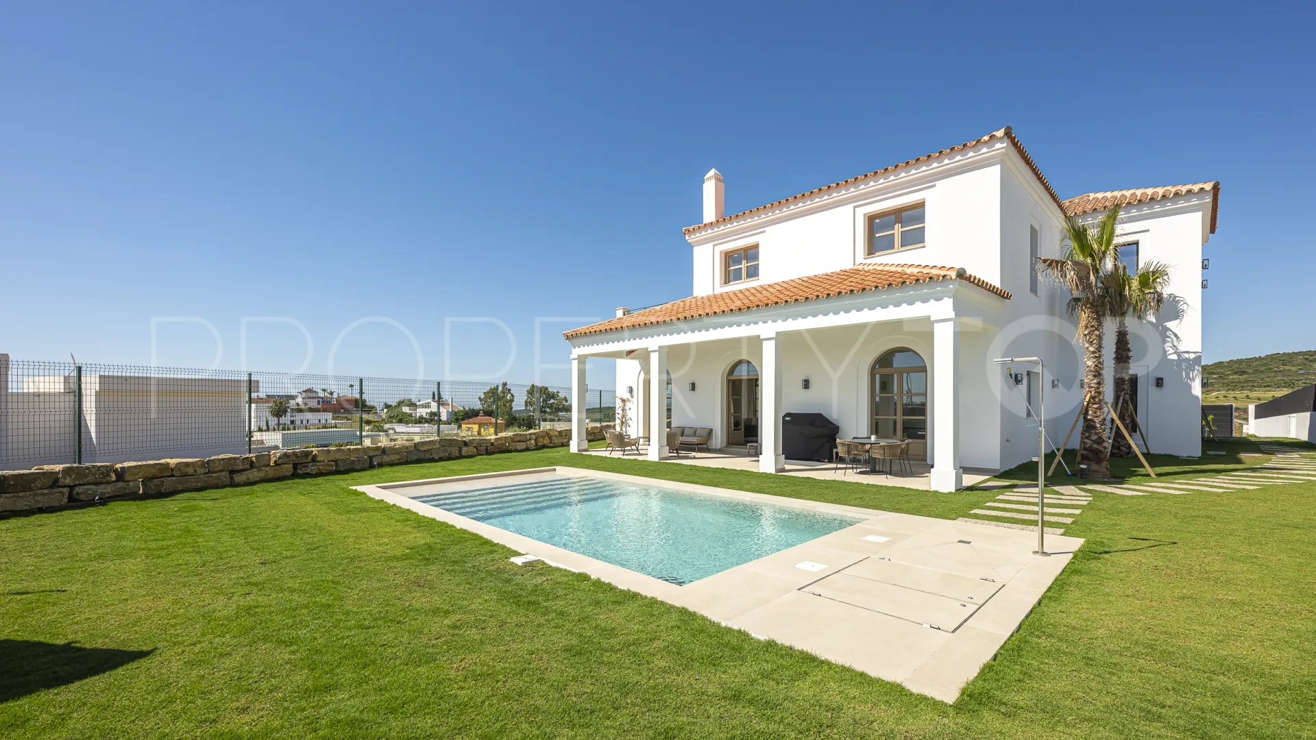 Buy 4 bedrooms villa in Estepona