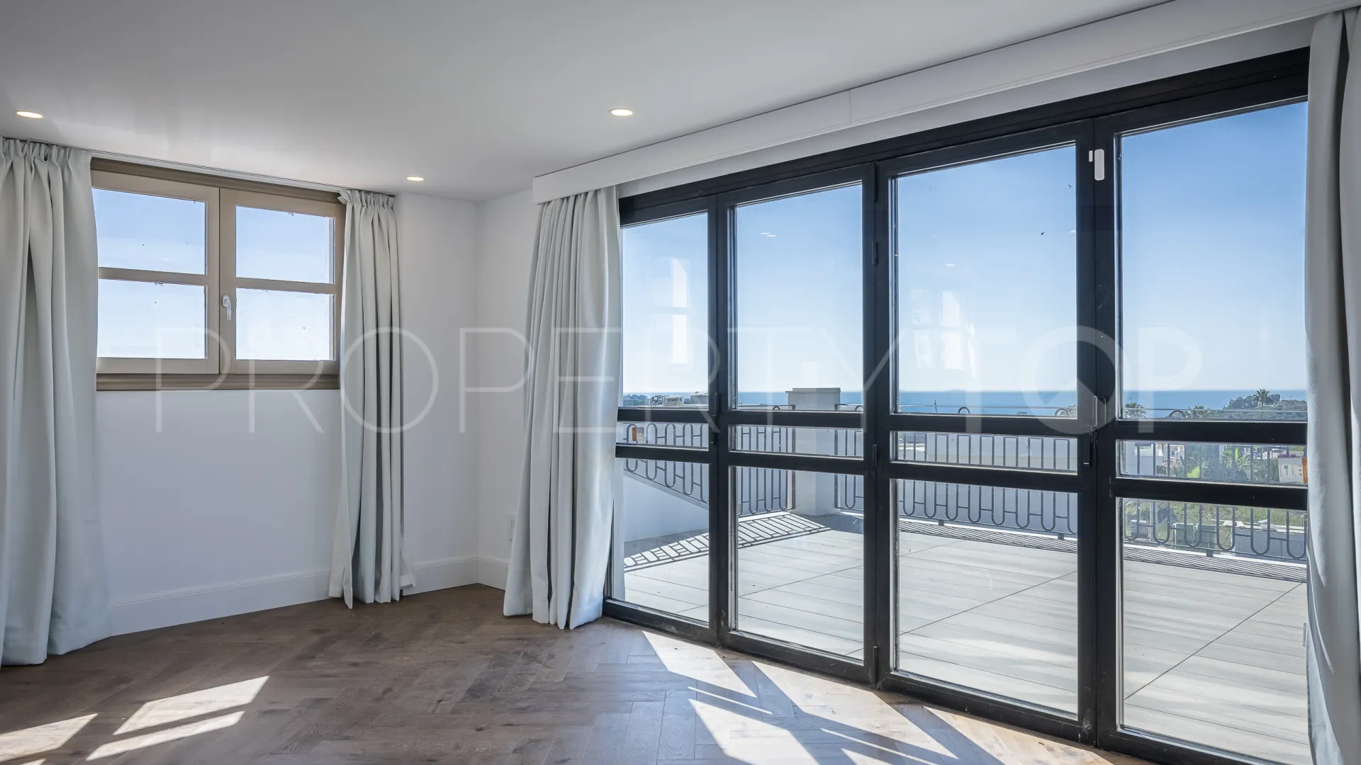 Buy 4 bedrooms villa in Estepona