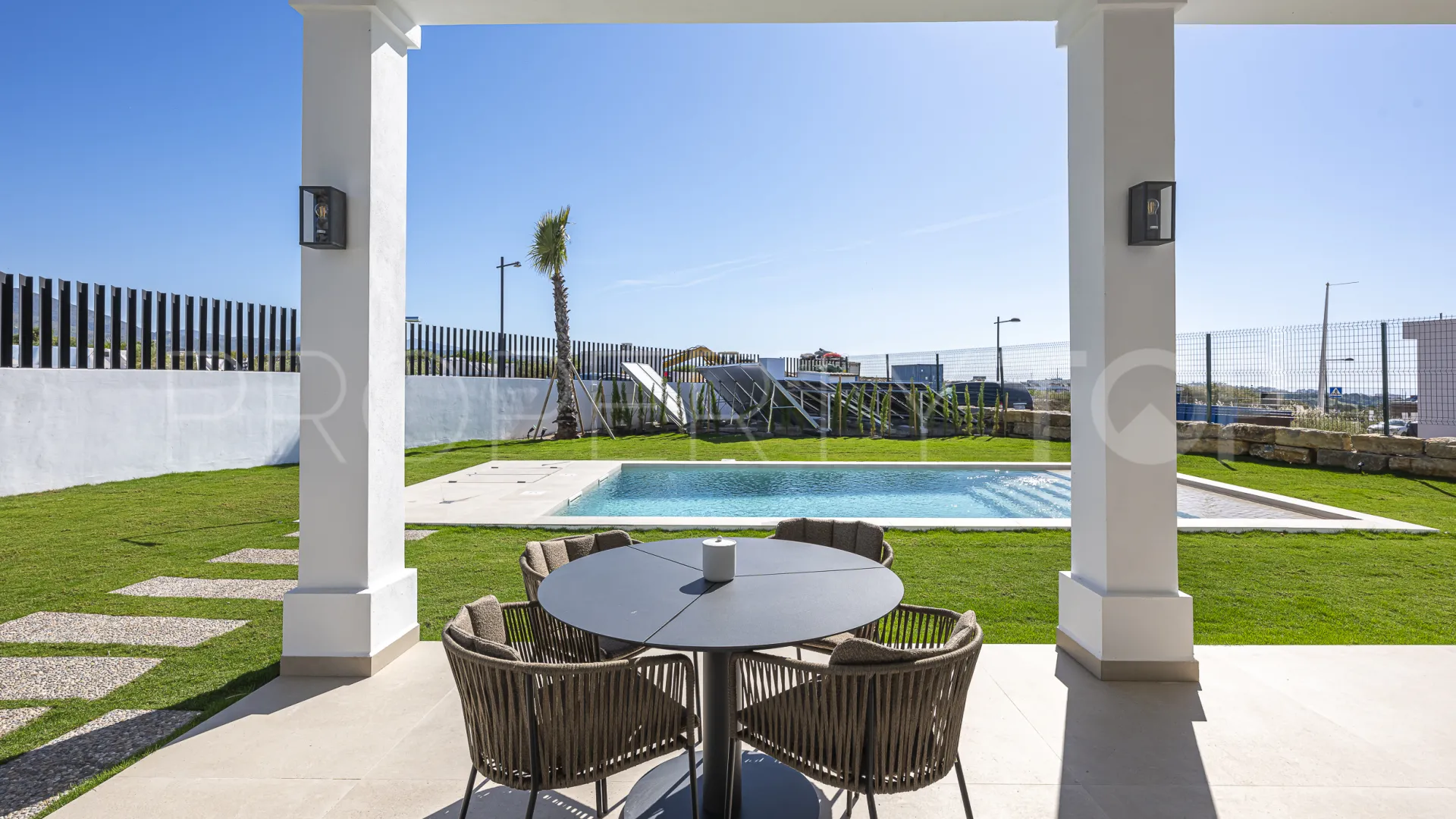 Buy 4 bedrooms villa in Estepona