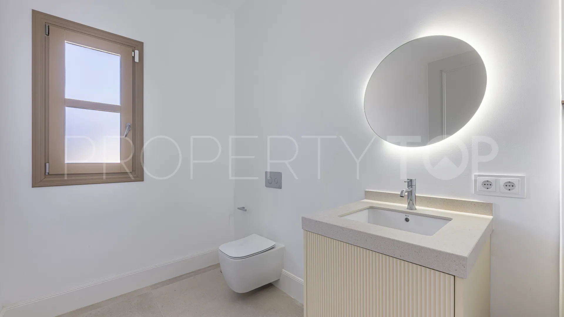 Buy 4 bedrooms villa in Estepona