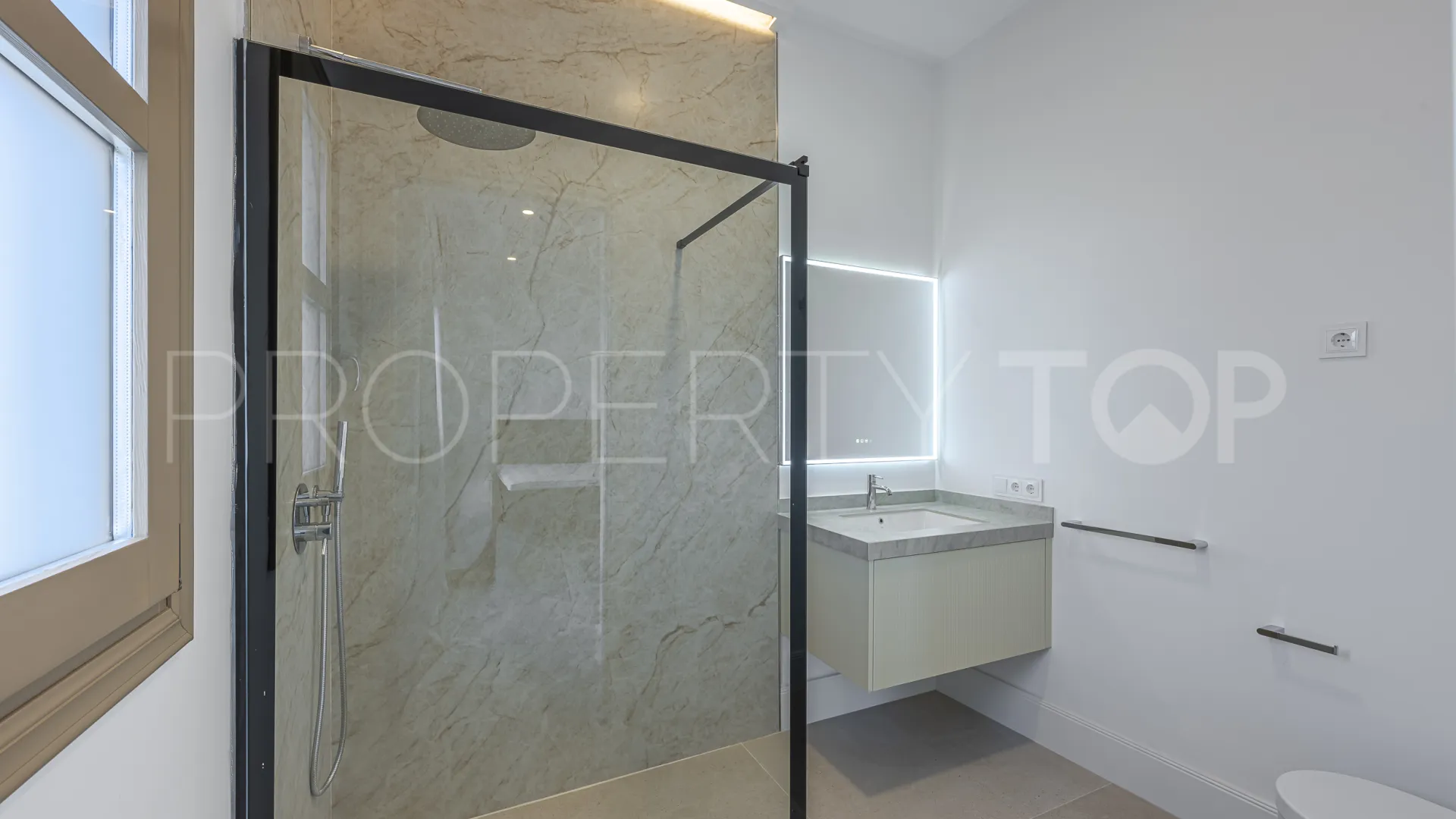 Buy 4 bedrooms villa in Estepona