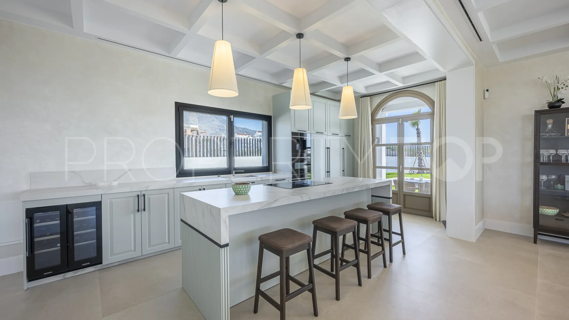 Buy 4 bedrooms villa in Estepona