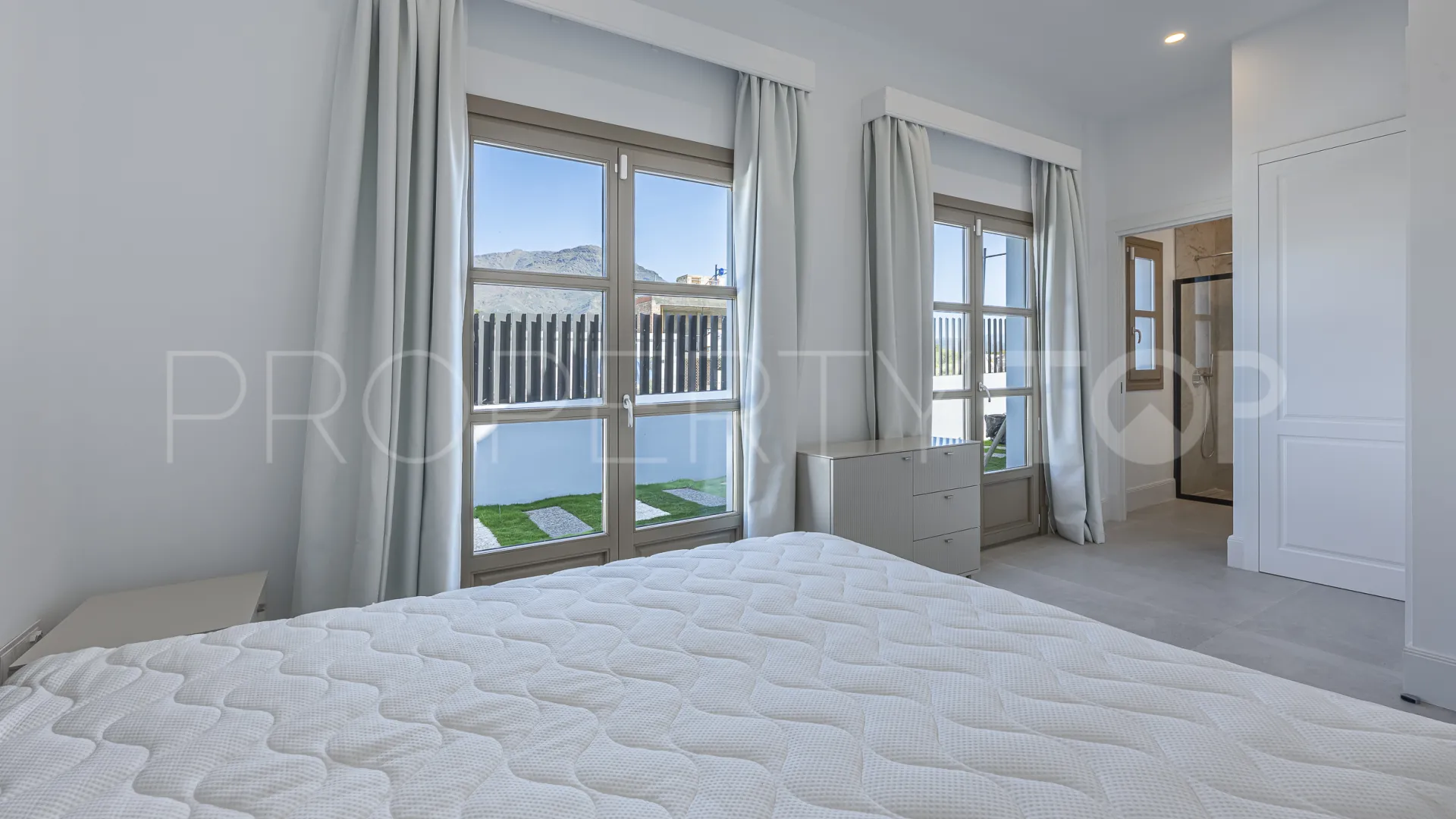 Buy 4 bedrooms villa in Estepona