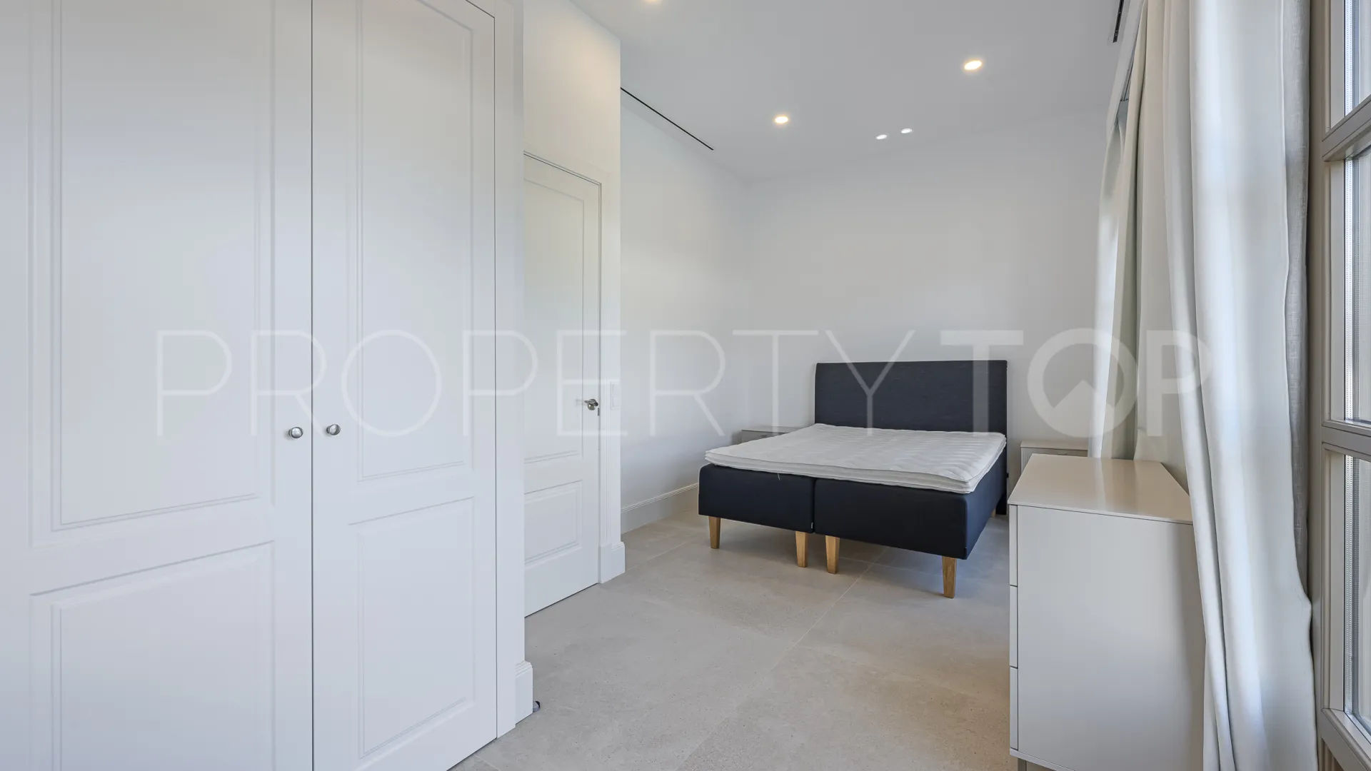 Buy 4 bedrooms villa in Estepona