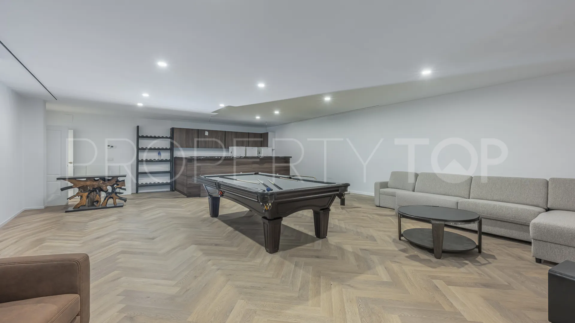 Buy 4 bedrooms villa in Estepona