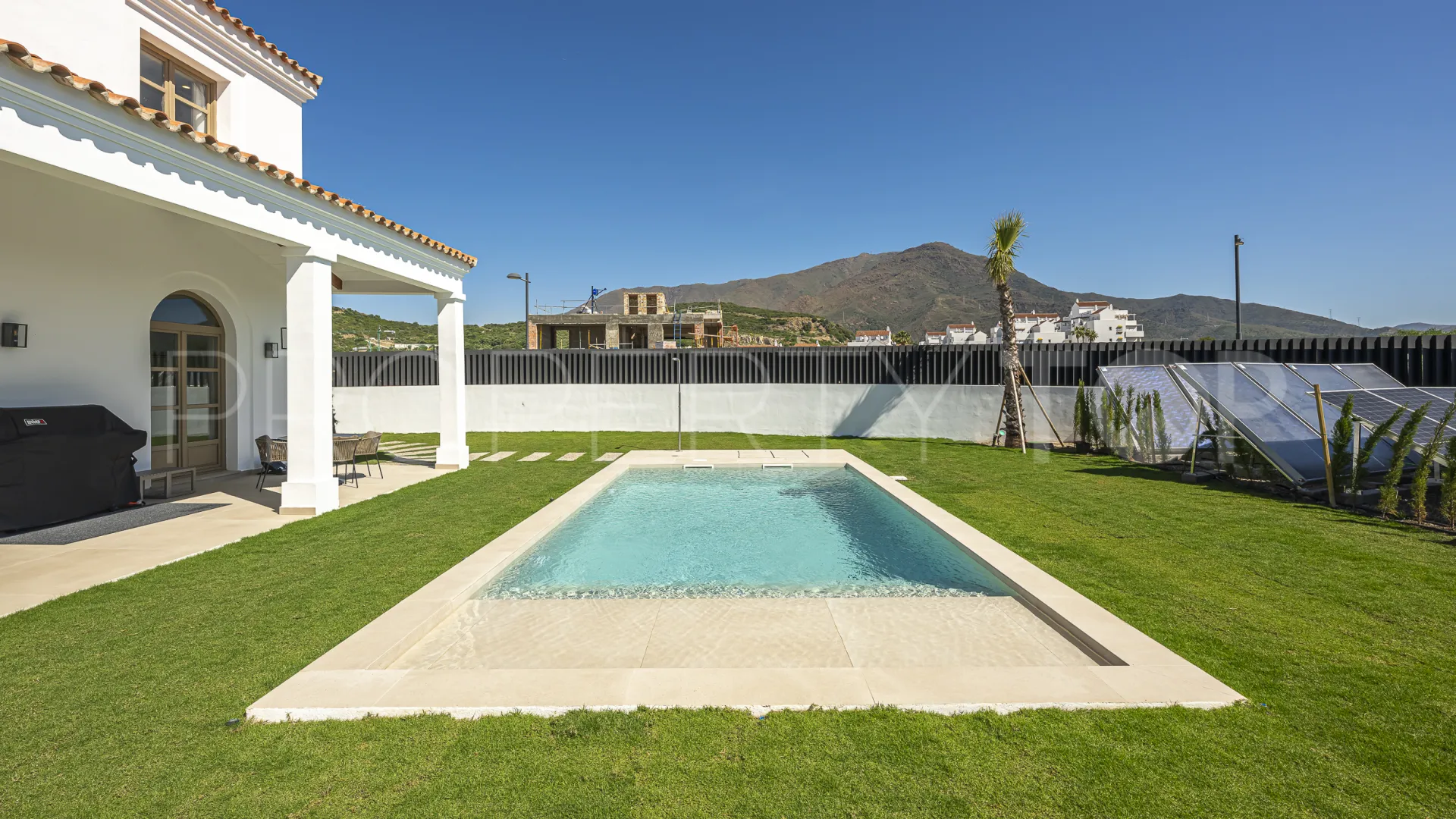 Buy 4 bedrooms villa in Estepona