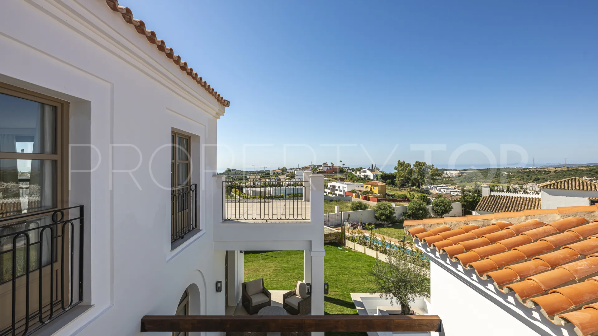 Buy 4 bedrooms villa in Estepona