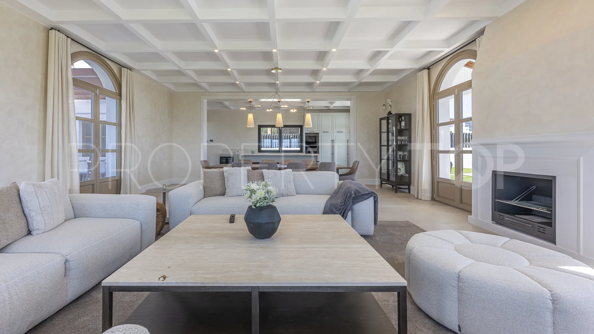 Buy 4 bedrooms villa in Estepona