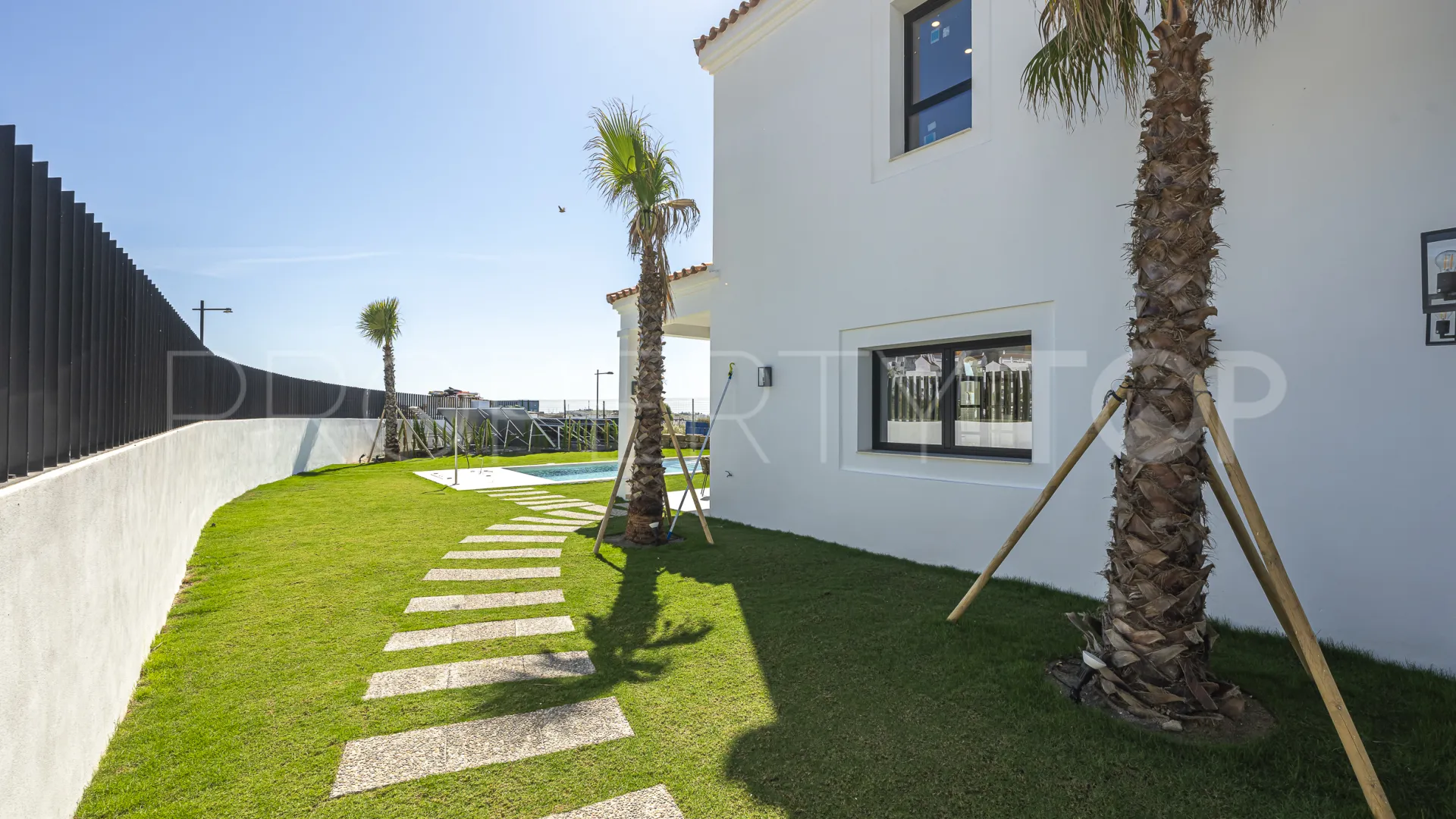 Buy 4 bedrooms villa in Estepona