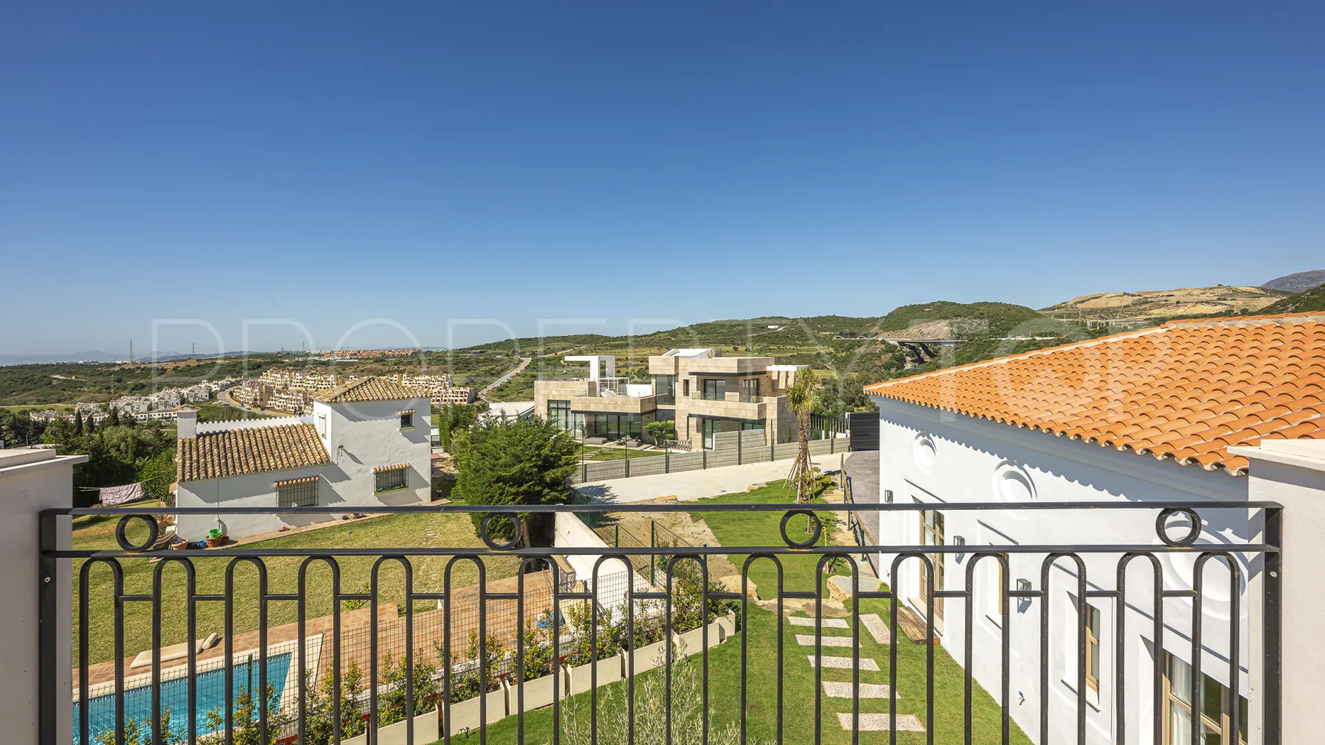 Buy 4 bedrooms villa in Estepona