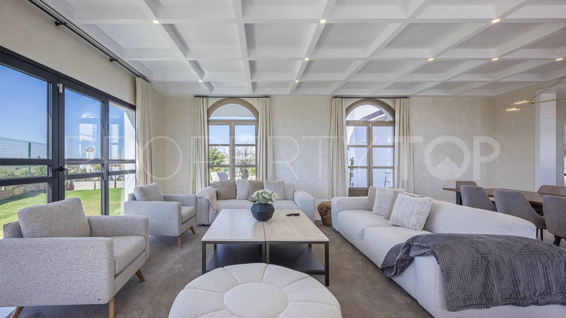 Buy 4 bedrooms villa in Estepona