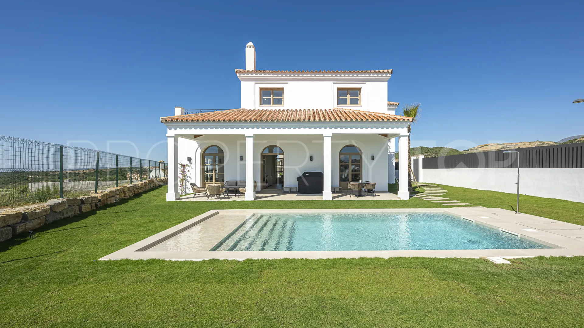 Buy 4 bedrooms villa in Estepona