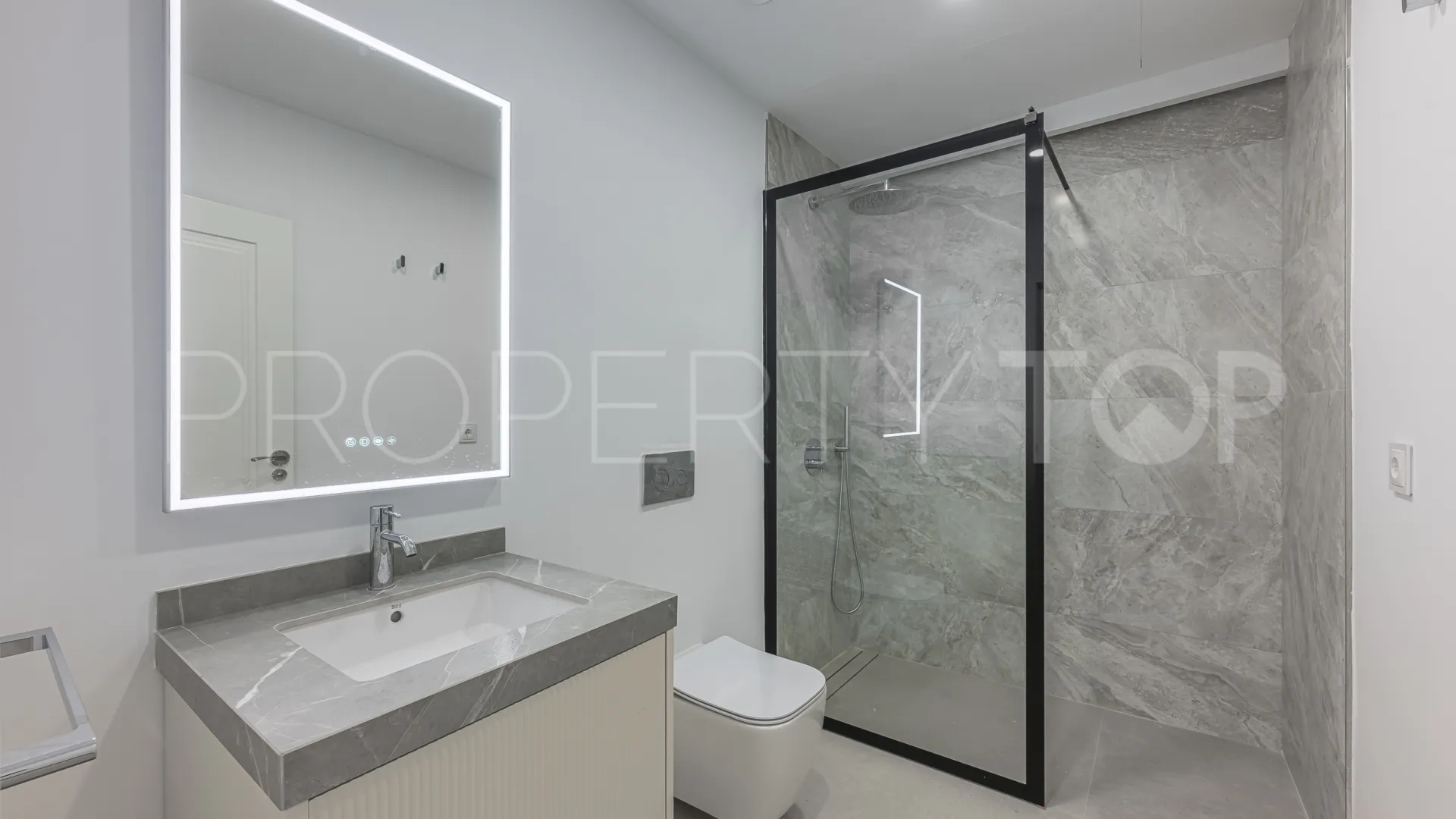 Buy 4 bedrooms villa in Estepona