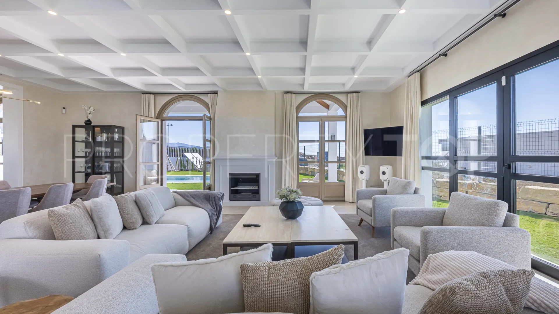 Buy 4 bedrooms villa in Estepona