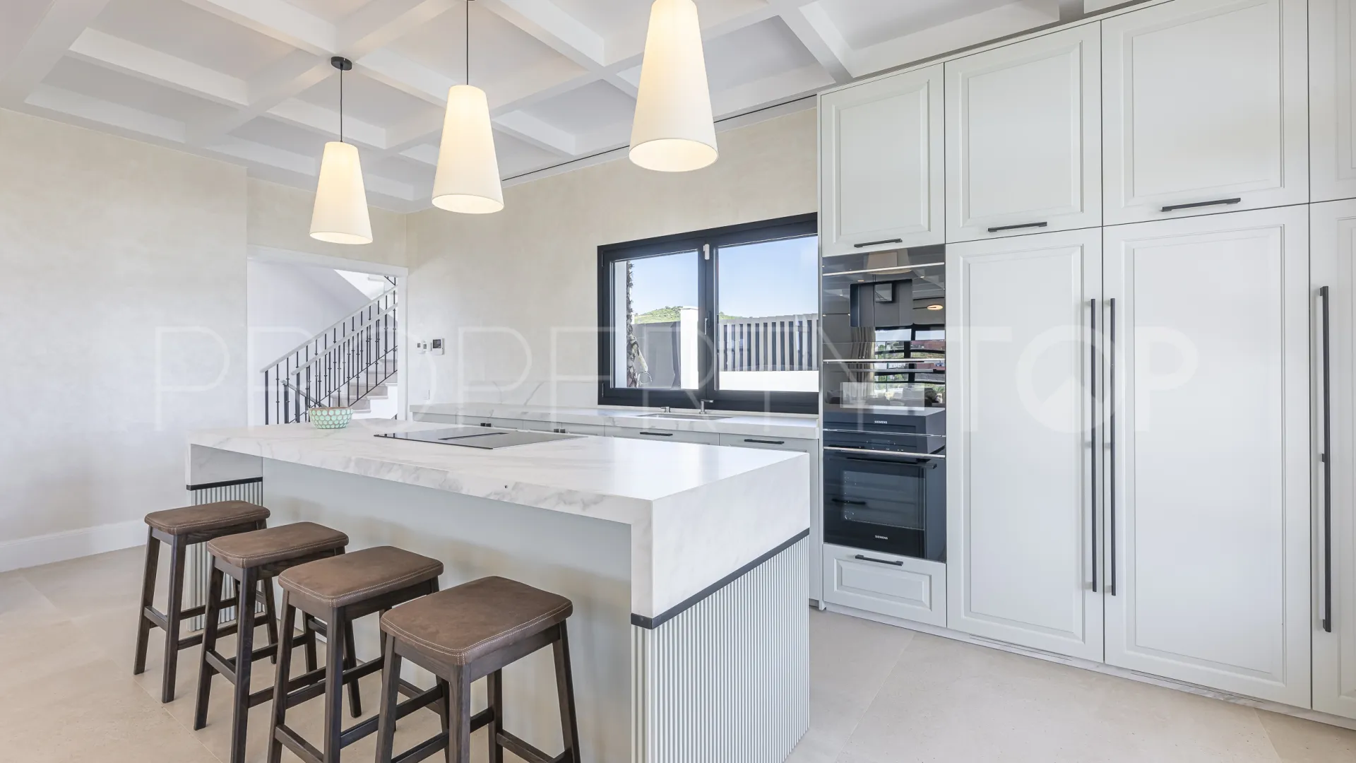 Buy 4 bedrooms villa in Estepona