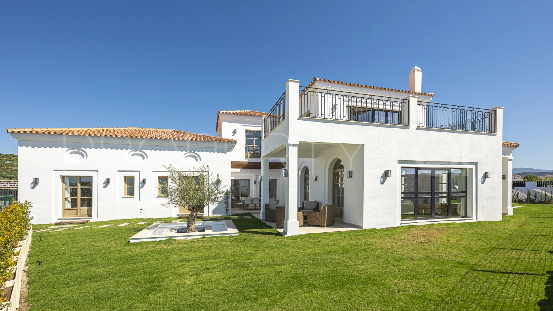 Buy 4 bedrooms villa in Estepona